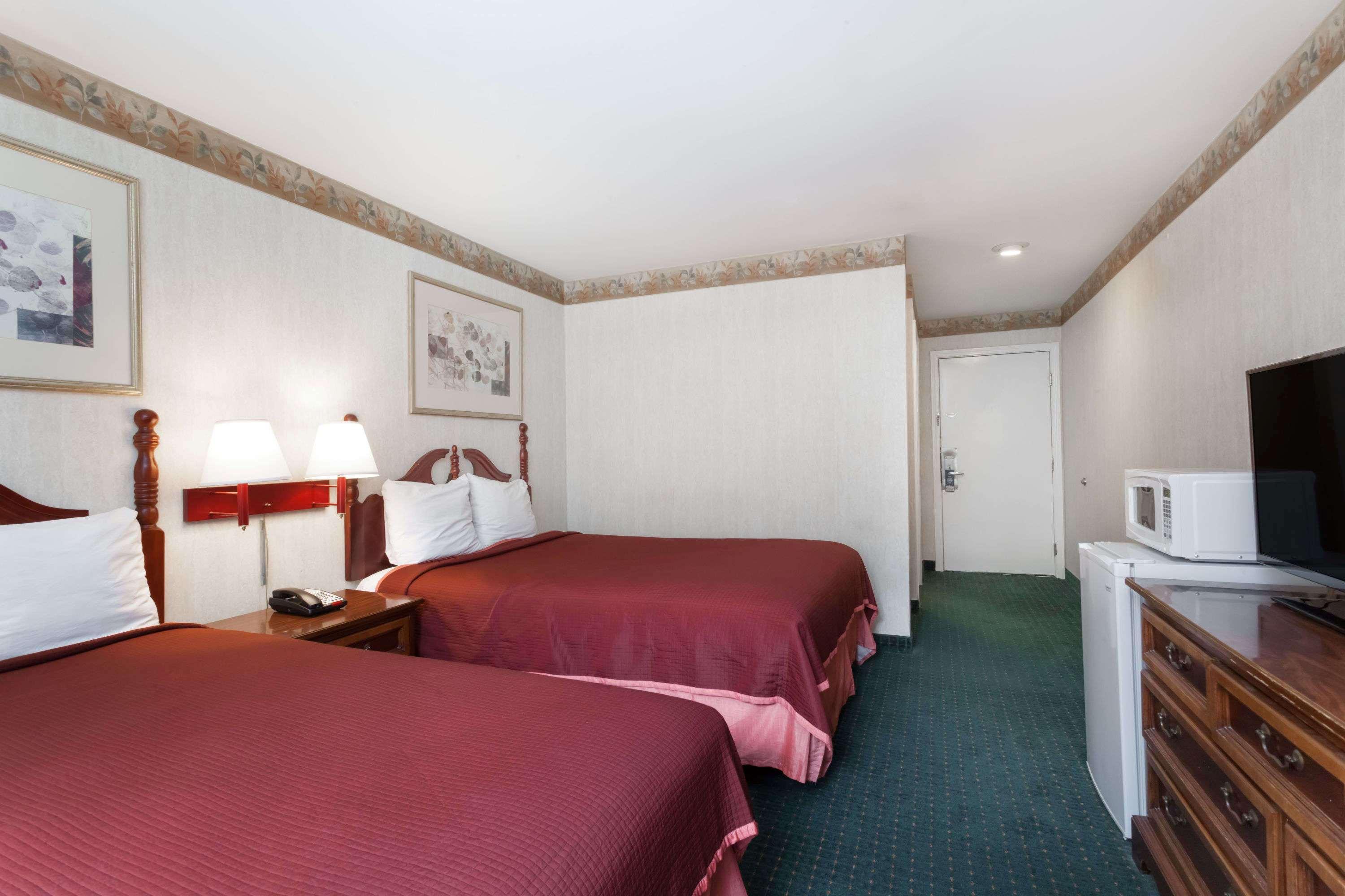 Travelodge By Wyndham Great Barrington Berkshires Exterior photo
