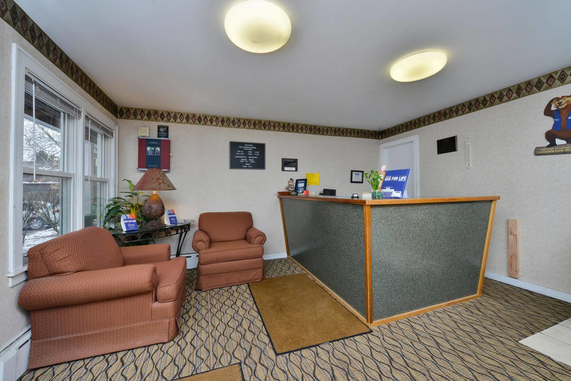 Travelodge By Wyndham Great Barrington Berkshires Room photo
